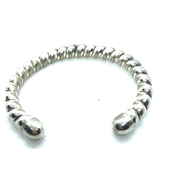 Jewelry - Classy Silver tone twisted bracelet